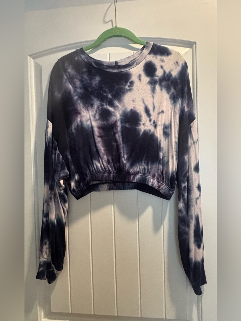 William B Tie-Dye Cropped Long-Sleeve Top - blue/White/purple